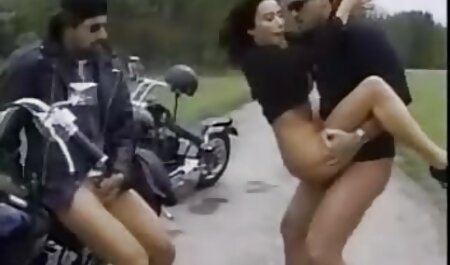 زن نوجوان با سینه های سکس فارسی باحال کوچک به سه مرد
